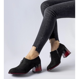 Botines negros con detalles en rojo de Allyriane 1