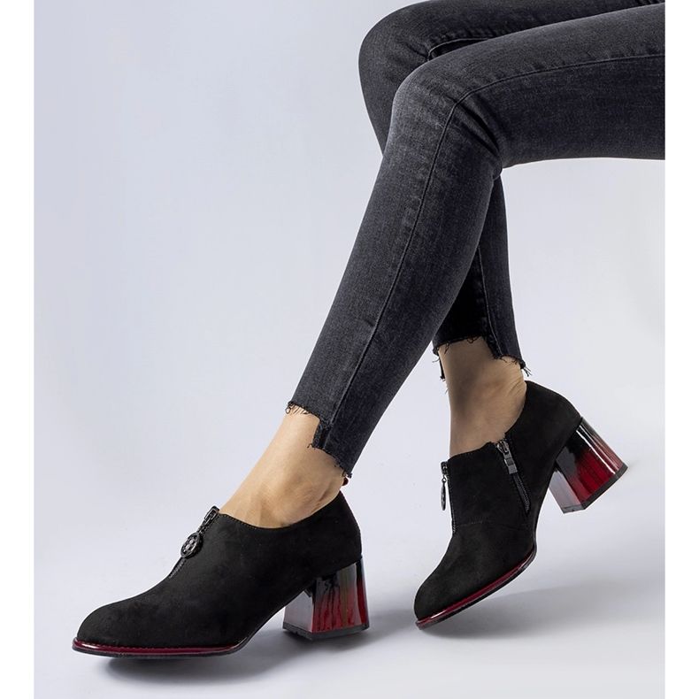 Botines negros con detalles en rojo de Allyriane 1 Botines negros con detalles en rojo de Allyriane 1