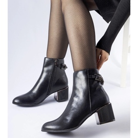 Botines negros decorados con una cadena Fenughedu 1