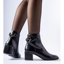 Botines negros decorados con una cadena Fenughedu 2