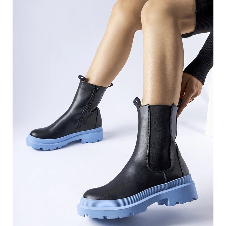 Los zapatos negros de Georgette con suela azul 1