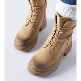 Botas beige con puntera desgastada de Vadnais 1