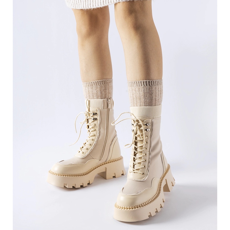 Zapatos de trabajo beige con suela maciza de Olona. 1