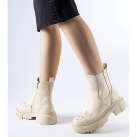 Botines beige decorados con costuras Castella. 1