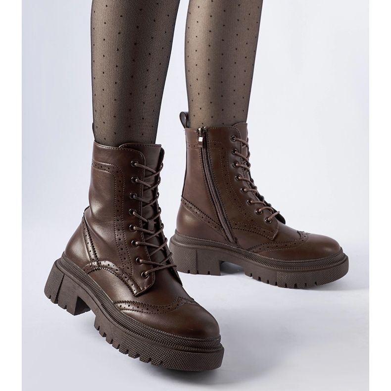 Botas marrones decoradas con costuras Nicla. marrón 1 Botas marrones decoradas con costuras Nicla. marrón 1