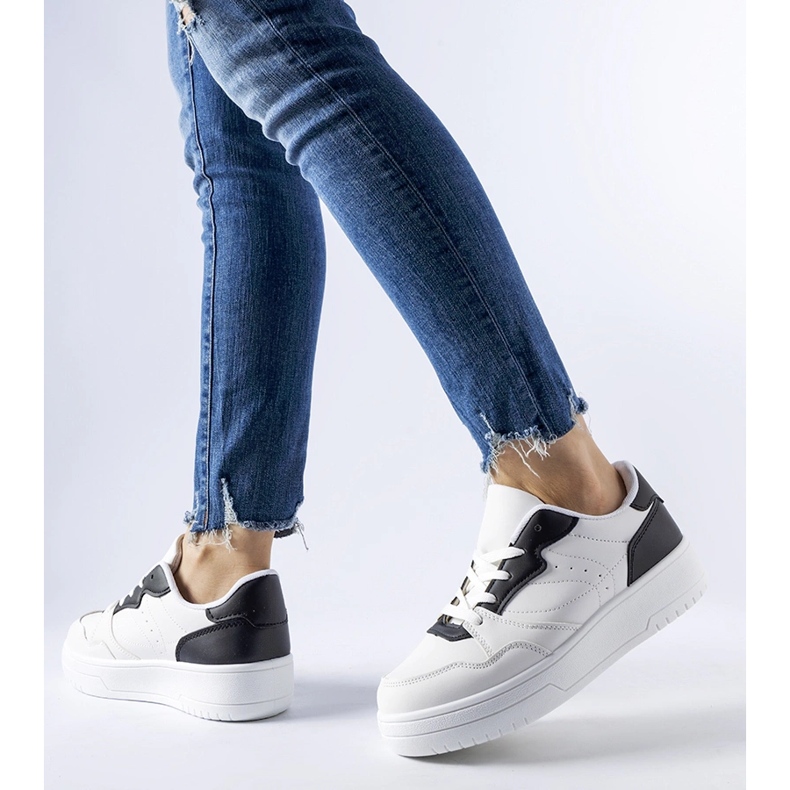 Zapatillas blancas con detalles Fournie negros. blanco 1