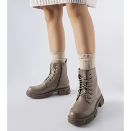 Trabajadores de Cunningham con aislamiento gris y marrón 1