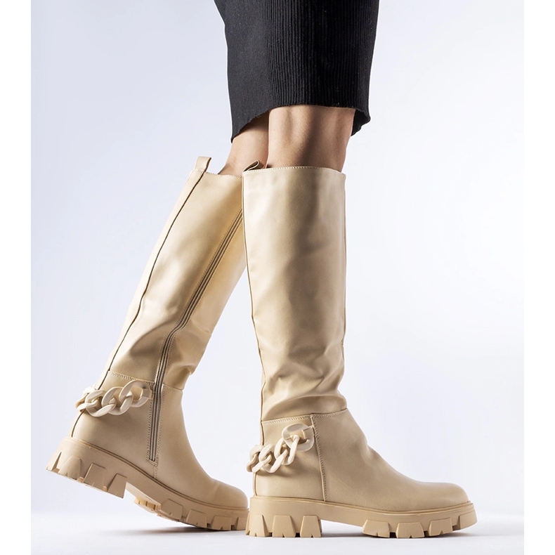 Botas planas beige con cadena Armand 1
