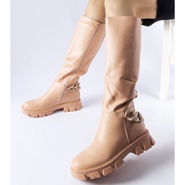 Botas planas rosas con cadena de Armand 1