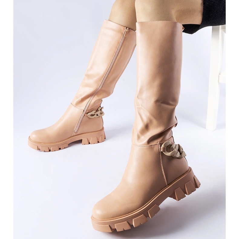 Botas planas rosas con cadena de Armand 1