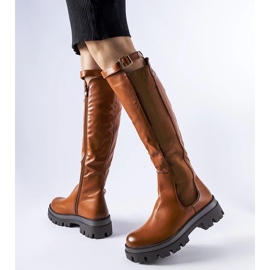 Botas marrones macizas decoradas con un cinturón Stuart. marrón 1 Botas marrones macizas decoradas con un cinturón Stuart. marrón 1