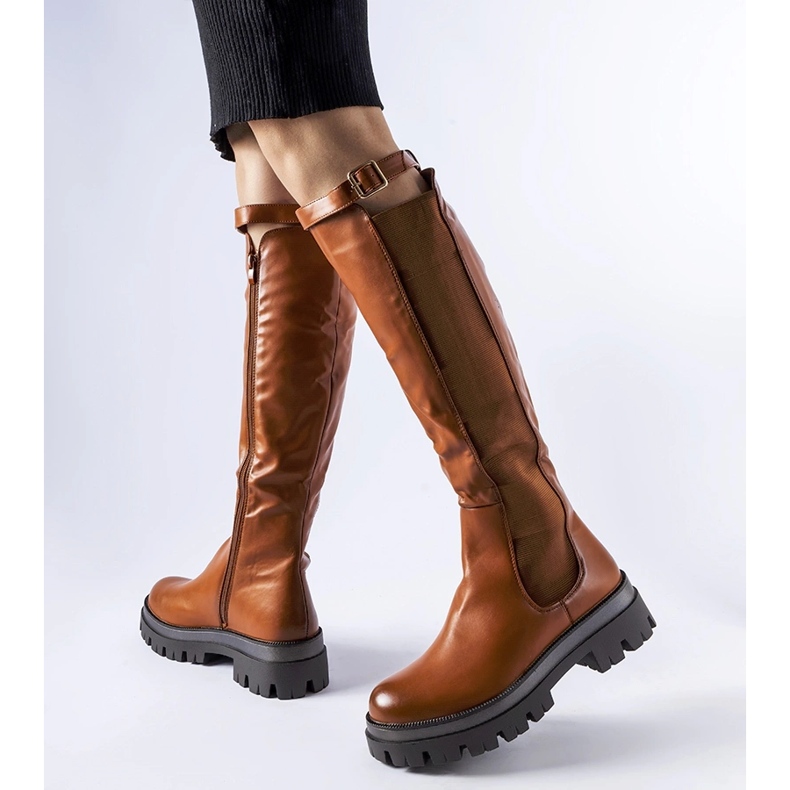 Botas marrones macizas decoradas con un cinturón Stuart. marrón 1