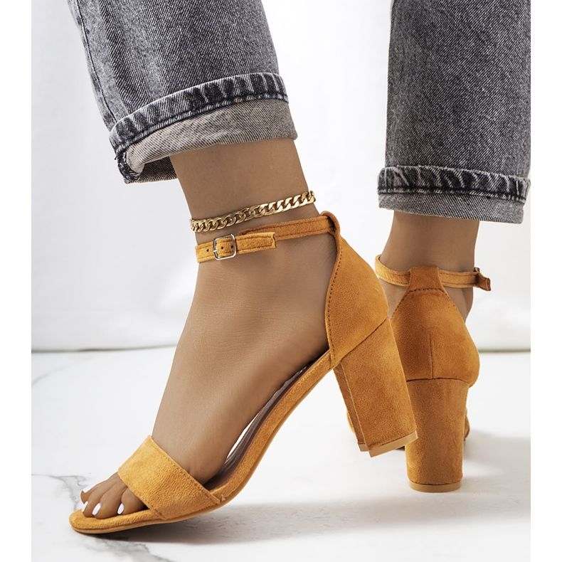 Sandalias marrones en el puesto de Karella. marrón multicolor 1 Sandalias marrones en el puesto de Karella. marrón multicolor 1