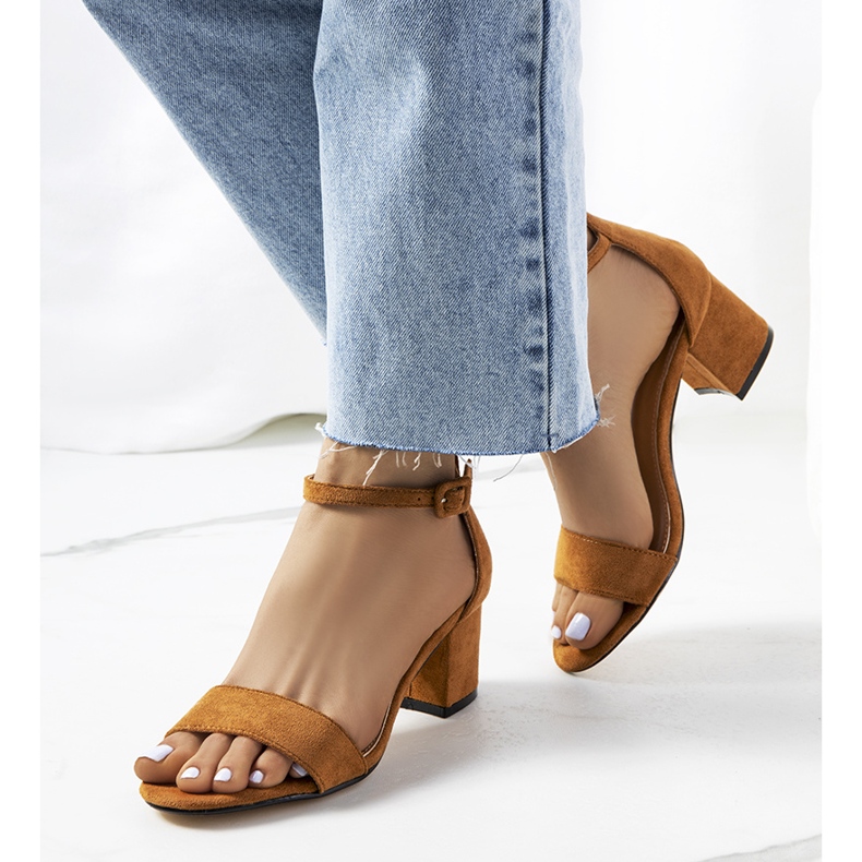 Sandalias marrones en el puesto de Deshe. marrón 1