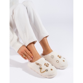 Pantuflas de mujer blancas con adornos Shelovet. blanco 2 Pantuflas de mujer blancas con adornos Shelovet. blanco 2