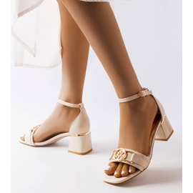 Sandalias beige con tacón bajo de Helmi. 1