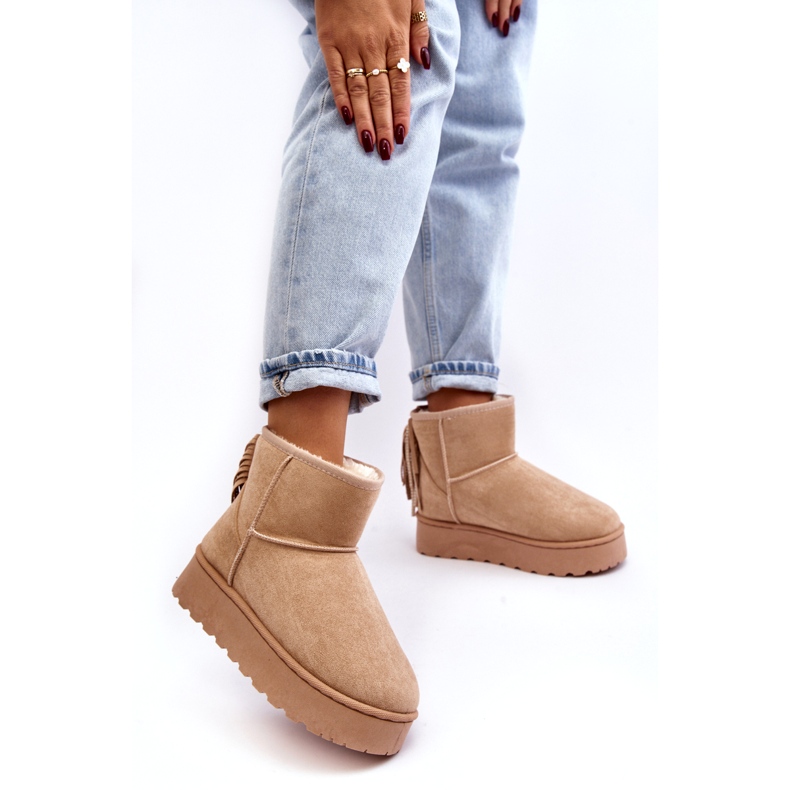 Botas de nieve para mujeres en una plataforma masiva con beige con flecos 3