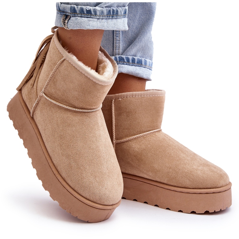 Botas de nieve para mujeres en una plataforma masiva con beige con flecos 5