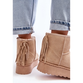 Botas de nieve para mujeres en una plataforma masiva con beige con flecos 1