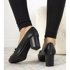 Zapatos de tacón negros en un poste de cuero ecológico de Alice 1 Zapatos de tacón negros en un poste de cuero ecológico de Alice 1