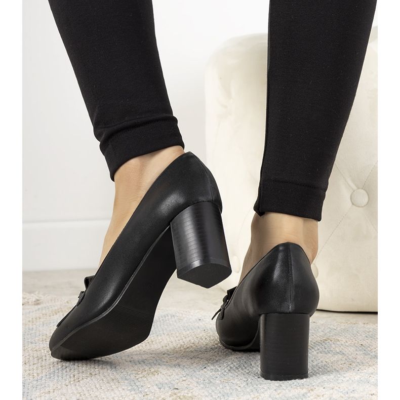 Zapatos de tacón negros en un poste de cuero ecológico de Alice 1