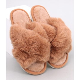 Pantuflas Parris Camel con tiras cruzadas marrón 1