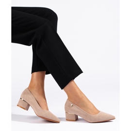 Zapatos de salón beige de tacón bajo de Vinceza 1
