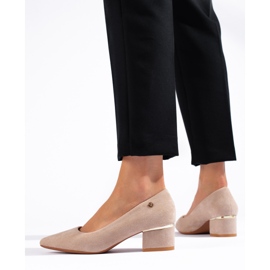 Zapatos de salón beige de tacón bajo de Vinceza 3