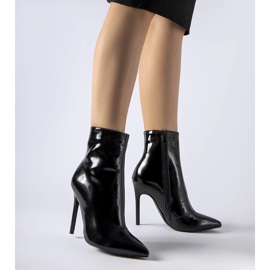 Botas stiletto de charol negro de Gaetana 1