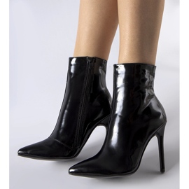 Botas stiletto de charol negro de Gaetana 2