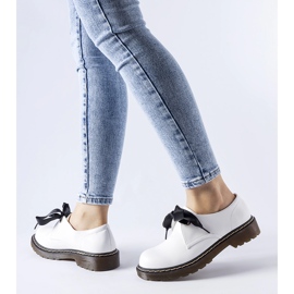 Zapatos blancos con lazo decorativo de Rodríguez. 1