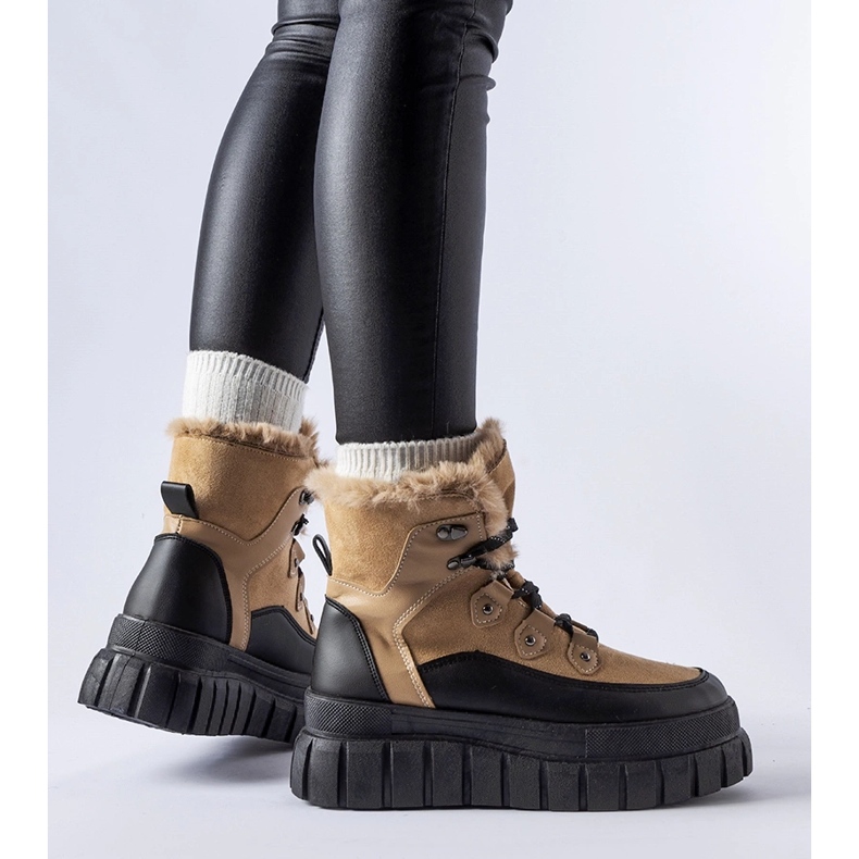 Botines beige con suela masiva de Cervantes. 1