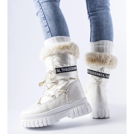 Botas de nieve aislantes beige con la inscripción Giorgio. 1