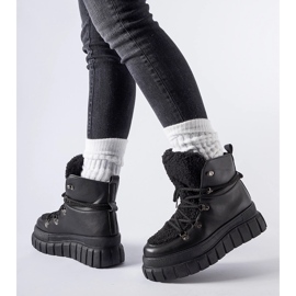 Botines negros sobre una enorme plataforma Sforza. 1
