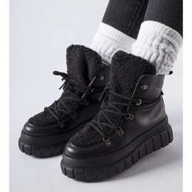 Botines negros sobre una enorme plataforma Sforza. 2