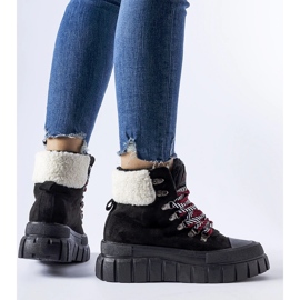 Zapatillas deportivas negras con aislamiento en la plataforma Ottiol. negro 1 Zapatillas deportivas negras con aislamiento en la plataforma Ottiol. negro 1