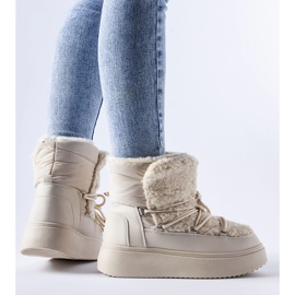 Botas de nieve beige sobre una enorme plataforma Elvio. 1 Botas de nieve beige sobre una enorme plataforma Elvio. 1