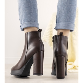 Botines marrones de mujer clásicos en el puesto de Feria marrón 1 Botines marrones de mujer clásicos en el puesto de Feria marrón 1