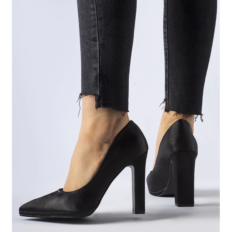 Zapatos de tacón de aguja de satén negros de Rivers 1