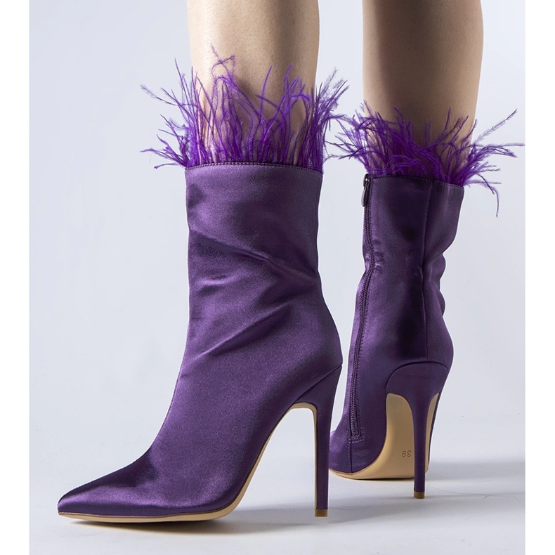 Botines morados decorados con plumas de Selvena violeta 1 Botines morados decorados con plumas de Selvena violeta 1