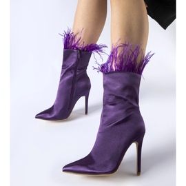 Botines morados decorados con plumas de Selvena violeta 2