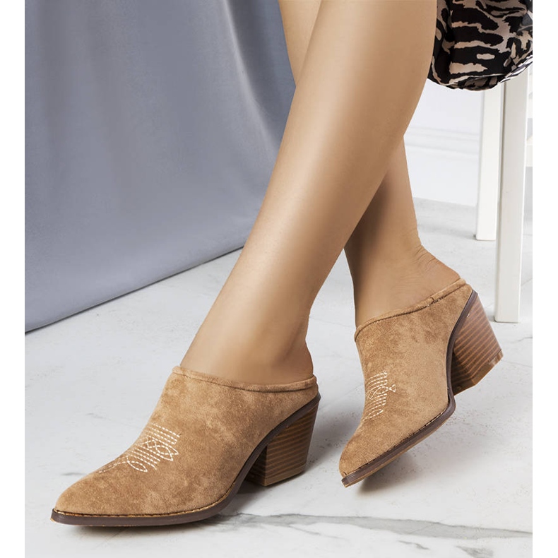 Chanclas beige con frente incorporado de Linda 1