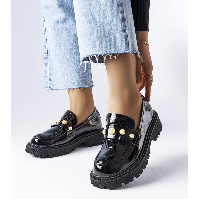 Zapatos de charol negro con perlas Serlait blanco 1