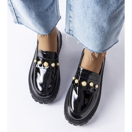 Zapatos de charol negro con perlas Serlait blanco 2