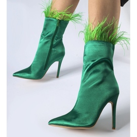 Botines verdes decorados con plumas de Selvena 1