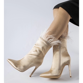 Botines beige decorados con plumas de Selvena 1