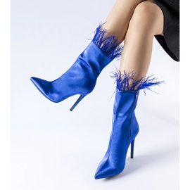 Botines azules decorados con plumas de Selvena. 1