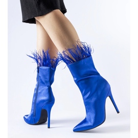 Botines azules decorados con plumas de Selvena. 2