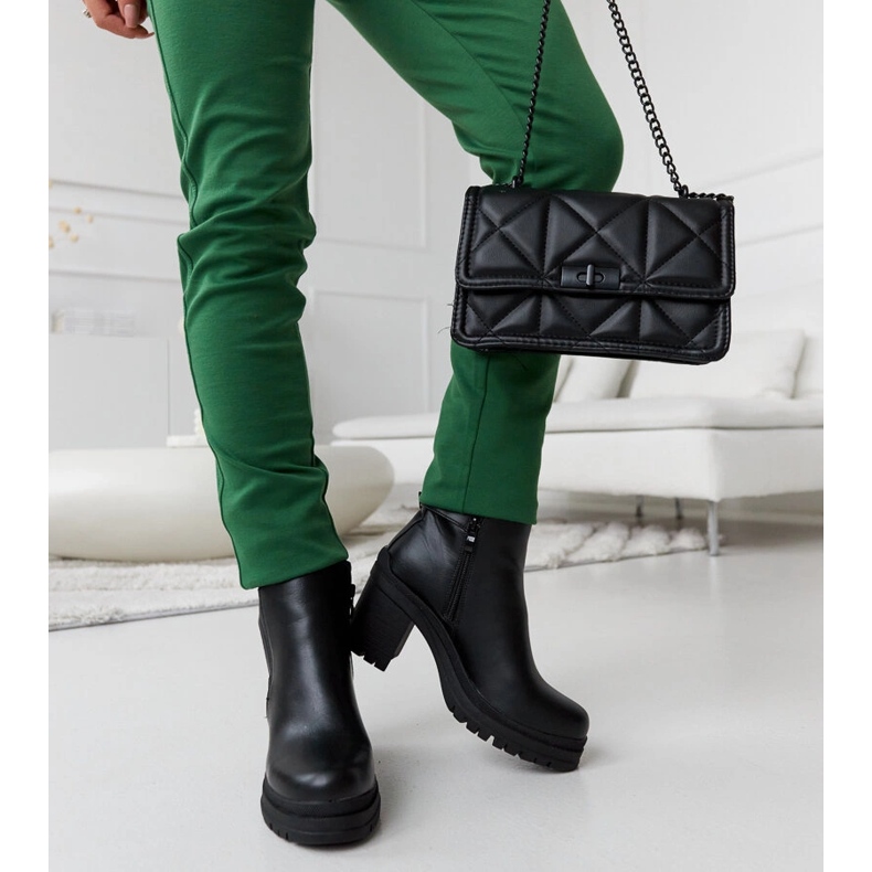 Botines negros de tacón bajo con trabilla para cinturón by Favale 1