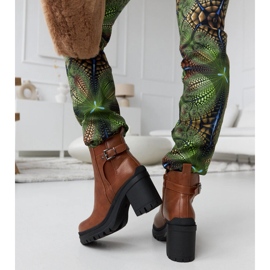 Botines marrones de tacón bajo con trabilla para cinturón by Favale marrón 4